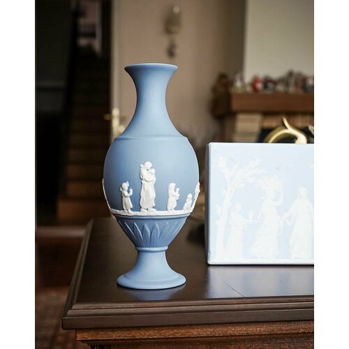 купить 35200р Wedgwood ваза классическая голубая, Англия, 2005-2010 гг.