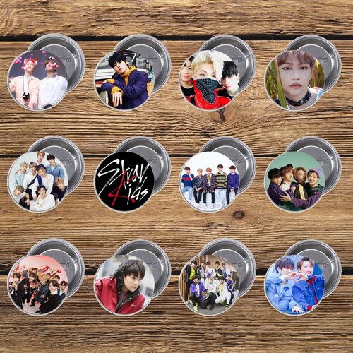  900   (12)   Stray Kids /   2